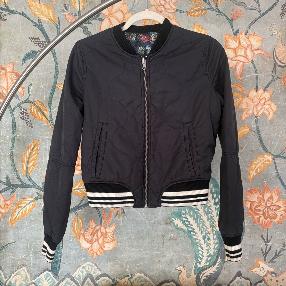 REVERSIBLE American Eagle Outfitters BlacK/Floral Quilted Bomber Jacket
